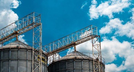 Aplicações de reservatórios metálicos em aço carbono no setor agrícola
