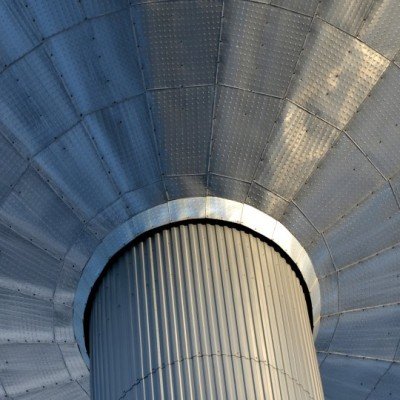 Por que a caixa d’água metálica é ideal para propriedades rurais