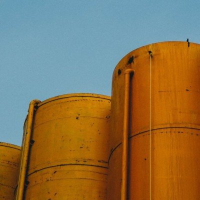 Aço carbono enferruja? Como os reservatórios metálicos podem ser mais resistentes