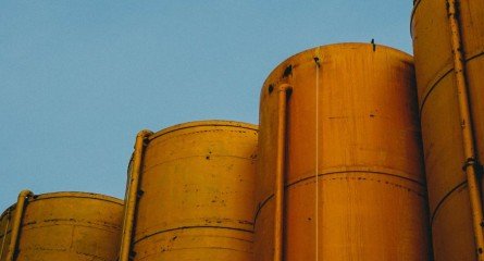 Aço carbono enferruja? Como os reservatórios metálicos podem ser mais resistentes